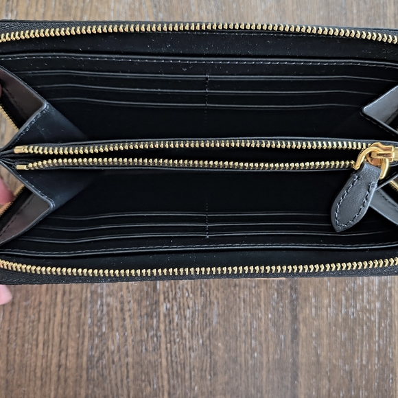 Burberry Haymarket wallet. Approximate measurements 7 1/2 W x 4 H. Great gift. - Picture 4 of 7